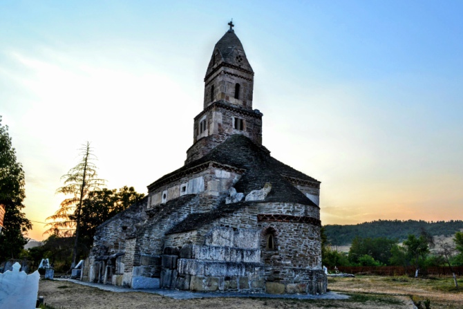 Densuș 7 - Biserica din Densuş - cea mai veche biserică de piatră din România
