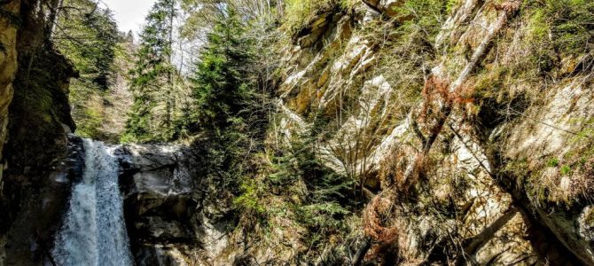 Cascada Caşoca – sunetul apei din Masivul Podul Calului